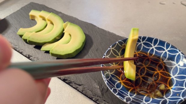 アボカドをわさび醤油で食べる