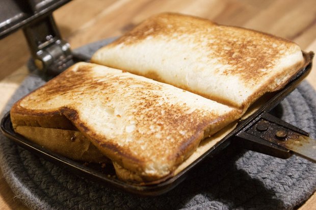 ホットサンドメーカーで焼いたパン