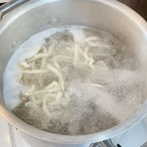 麺を踊らせるように茹でる