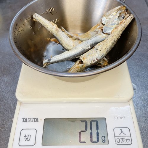 煮干し20g、頭と腹は取らない