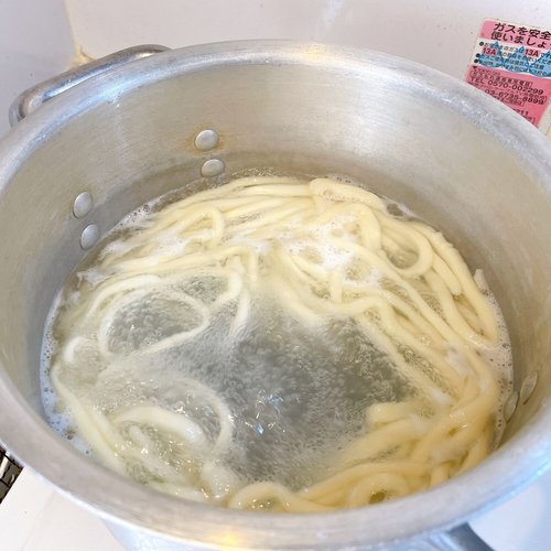 うどんを茹ではじめる