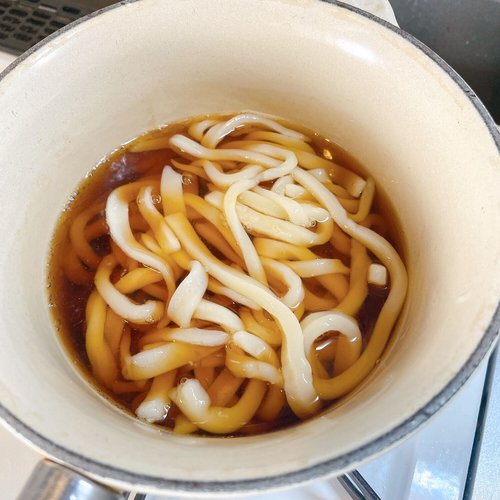 麺をつゆの鍋に入れ、少し温める