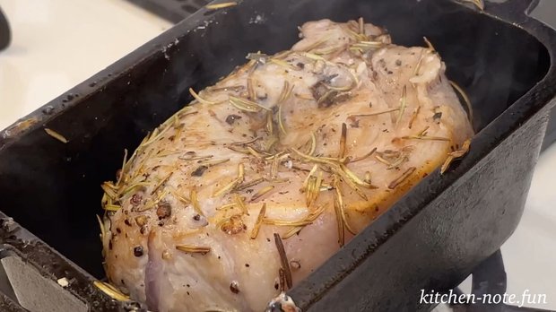 豚ロースの表面に焼き色をつける