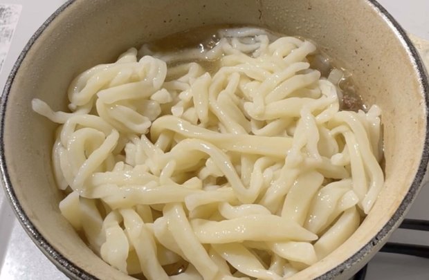 うどん麺を加える