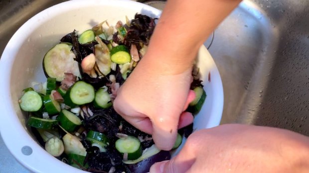 野菜を塩で揉む