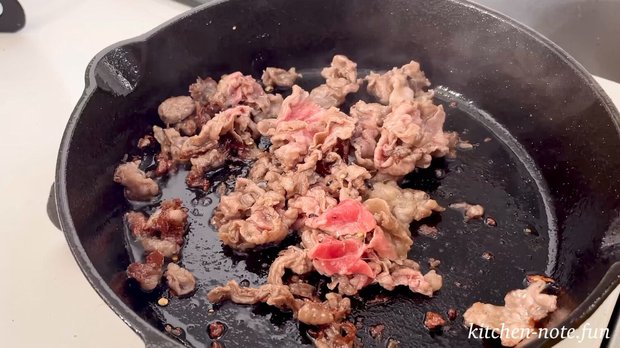 牛肉を焼く