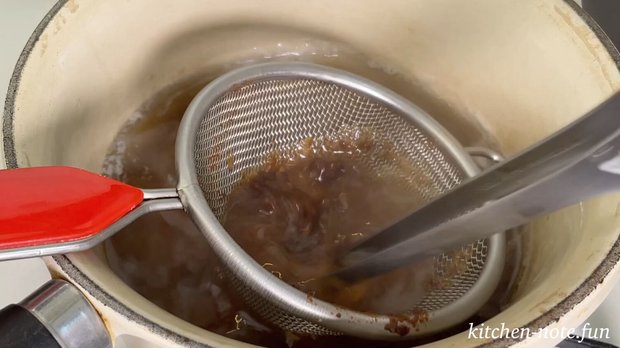 味噌を溶き入れる