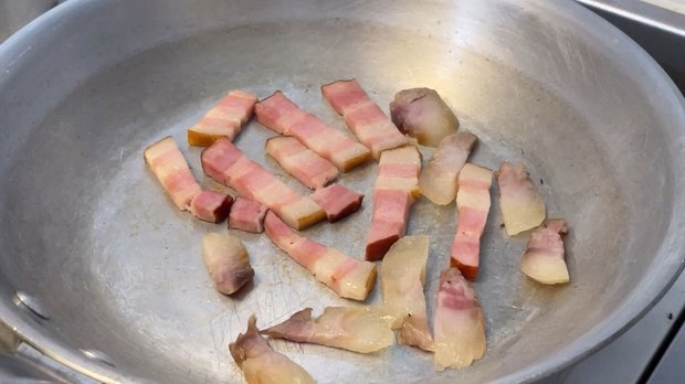 ベーコンを焼く
