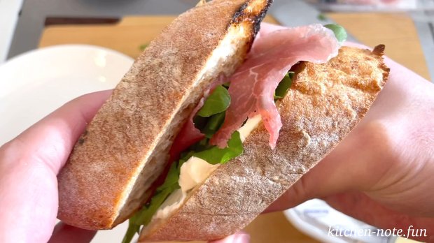 生ハムとルッコラのクリームチーズサンドイッチの完成