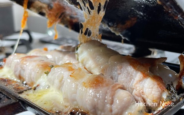 ホットサンドメーカーで作る!豚肉のチーズ巻きの作り方・レシピ|スパイシー仕上げ|豚バラ、豚ロースでも|パン以外のレシピ