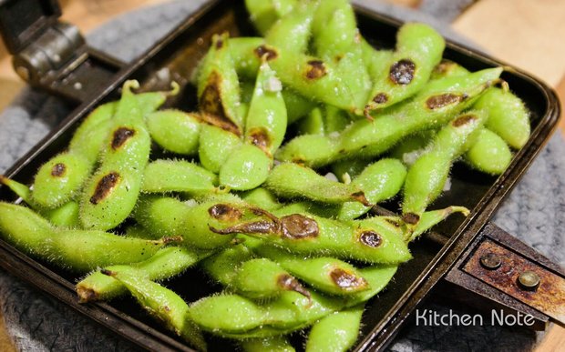 ホットサンドメーカーで作る!枝豆の蒸し焼きの作り方・レシピ|茹でずに調理|香ばしさが違う!