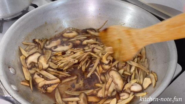 調味料で味付けする