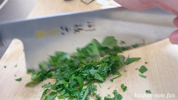 イタリアンパセリを刻む