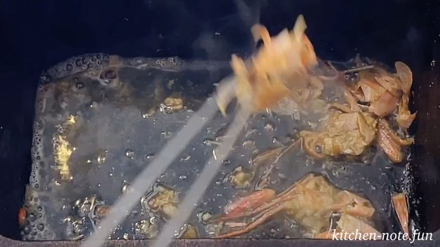 エビの頭と殻を取り除く