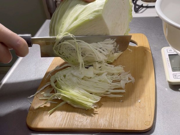 キャベツは3mm厚に千切りする