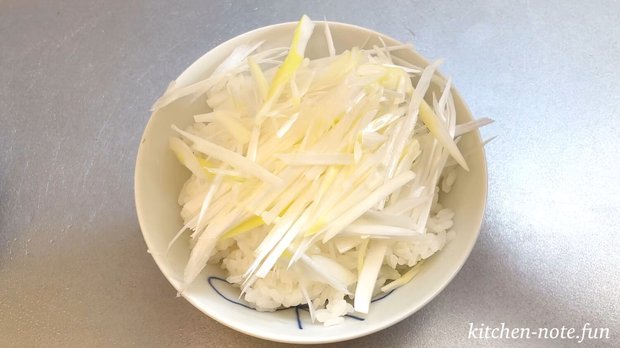 白髪ネギをのせる