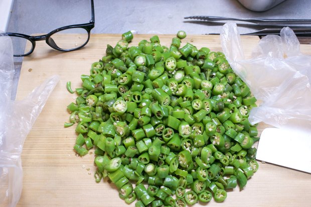 青唐辛子のカット、手袋メガネ必須!